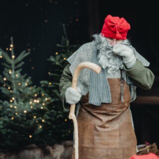 [4 december] En mysig dag på julmarknad vid @falukoppargruva är till ända. Nu är vi kalla och nöjda ❤️🎄
.
Läs mer i bloggen om du vill se hur vi hade det i dag 🌟
.
#julmarknad #tomte #falukoppargruva #juletid #andraadvent #advent