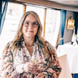 [240613] WOW, vilken trevlig kväll jag hade igår. @basaltab bjöd in till sommarfest på en båt i Stockholms skärgård 🤩. Våra härliga kontorsansvariga @emmaisabelles och @marjakatri hade styrt upp en perfekt kväll med jättegod mat, roliga lekar, kanonbra underhållning av @iamaxelina 🥂🎉
.
Det är verkligen ett galet skönt gäng att jobba ihop med ☀️😍 . #stockholmsskärgård #sommarfest #basaltab