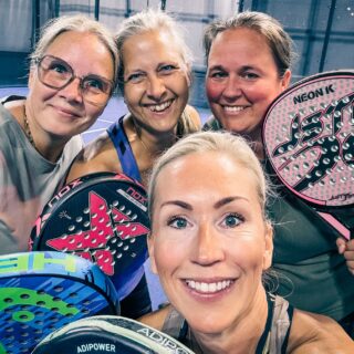 [240813] Fy fasiken så kul.. äntligen fick jag testa nacken, plocka fram mitt padelracket igen och köra padelpass med kollegor-vännerna en tisdagsförmiddag 🤩
.
Hos oss på @basaltab har vi flera härliga förmåner och en av dem är att vi har en stående padeltid på @enkopingpadelarena och den nyttjas flitigt. Idag var det vi tjejer som spelade och tusen tack, @marjakatri, @helen82berg och @aniv65 för jäkligt bra spel och många härliga skratt ❤️ .
Det här gör vi om snart igen, väl.. ⭐️ . #basaltab #padelpass #enköpingspadelarena #älskarpadel #motion #friskvård